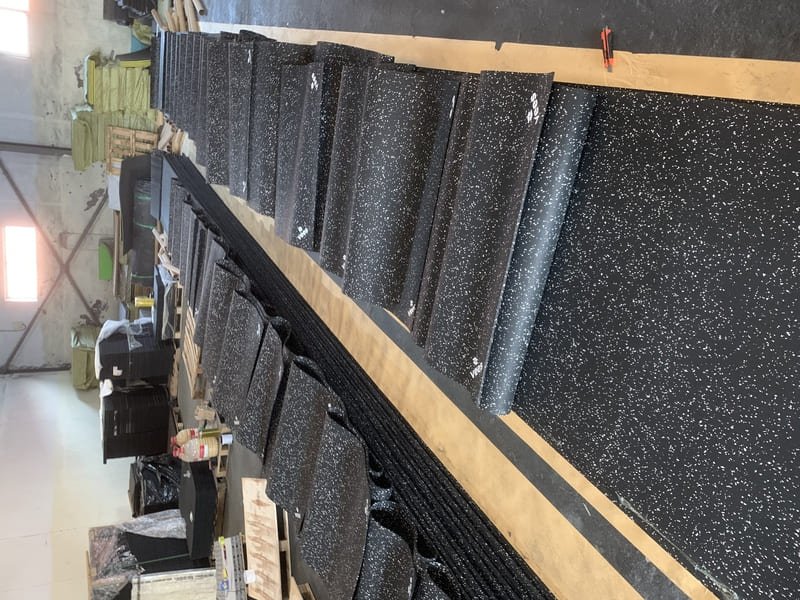 In elkaar grijpende schuimtegels in een dojo voor vechtsporten, speciaal gebruikt voor grondwerk